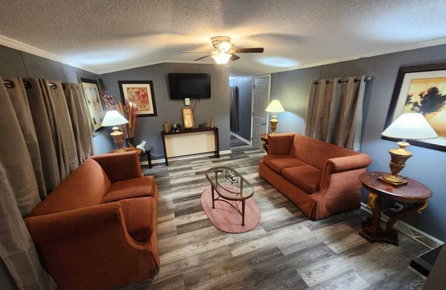 Secluded Cozy Guest house Newly Renovated 3BR/2BA