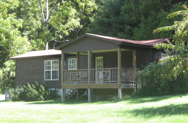 Secluded dog-friendly mountain cabin on 50 acres 25 minutes from Asheville