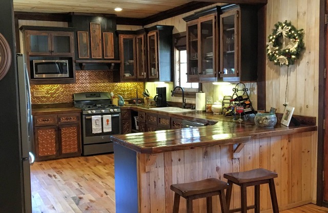 Secluded, lake access lodge perfect for a large group minutes from Oxford Square