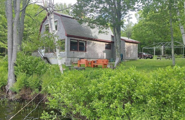 Secluded Lakefront 3-bedroom house in Albany, Maine