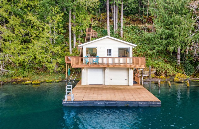 Secluded, lakefront getaway with deck - near sights & attractions