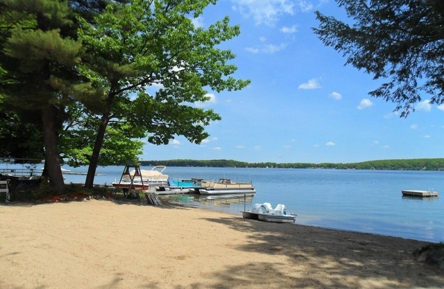 Secluded Log Home Getaway in Gaylord with Private Lake Access