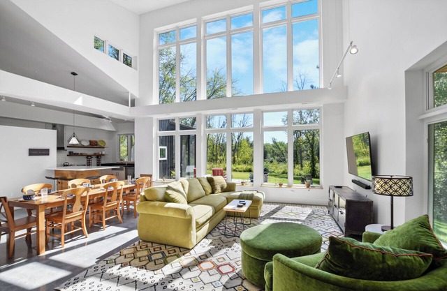 Secluded Modern Cabin with Hot Tub near Cascade Mountain & Devil’s Head Skiing