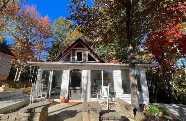 SECLUDED MOUNTAIN GETAWAY WITH MOUNTAIN VIEWS/PRIVATE LAKE ACCESS/PET OK/WIFI