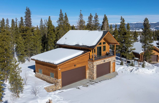 Secluded, newly constructed cabin with views, outdoor activities