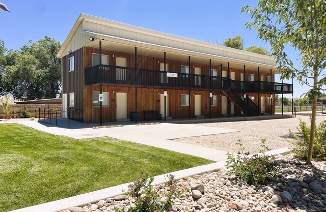 Secluded North Lodge Sleeps 40 Clubhouse, Reunions, Dinosaur Quarry nearby