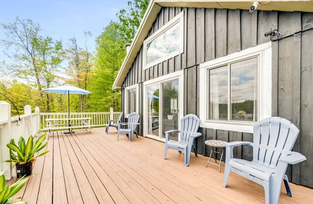 Secluded Oasis: Luxurious Retreat with Stunning Views