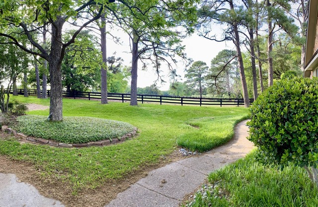 Secluded Oasis with Pool & Hot Tub. 5 minute walk to the lake.