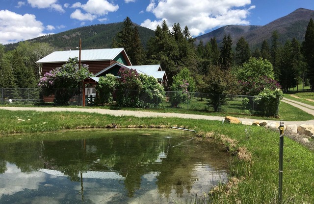 Secluded Outdoorsman's Paradise: Entire Rocky Mountain Luxury Log Cabin Home