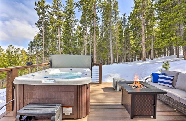 Secluded Retreat w/Mountain Views in Evergreen