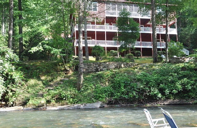 Secluded riverfront getaway in heart of wine country. 5 bedrooms & 5 bathrooms