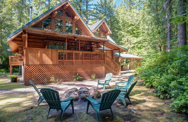 Secluded Riverwoods Lodge, Sandy River, Woodstove, Hot Tub, Dog-friendly