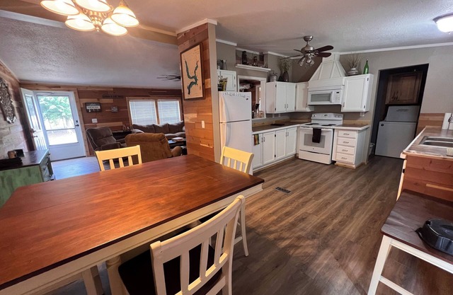 Secluded, Spacious 4-bedroom 2ba house with WiFi, AC on Kaw Lake near Ponca City