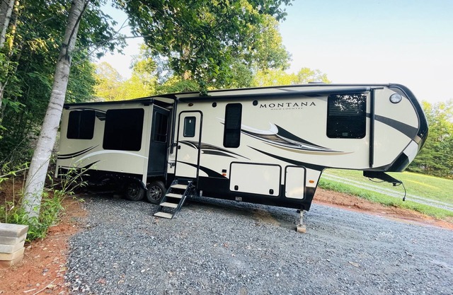 Secluded spot 5 miles from the historic Dahlonega square!