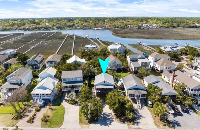 Second Row Beach House - 1st Floor Only, 2 Screened Porches, Dog Friendly