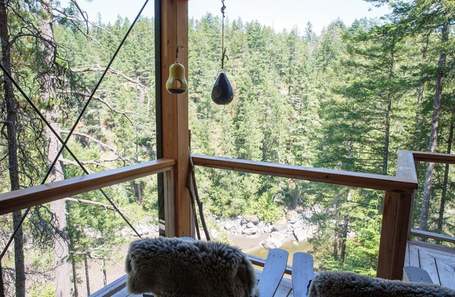 Secret Cove Waterfront Suite with Hot Tub