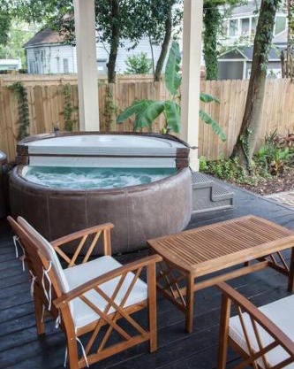 Secret Garden Studio w/Hot Tub: Near Forsyth Park