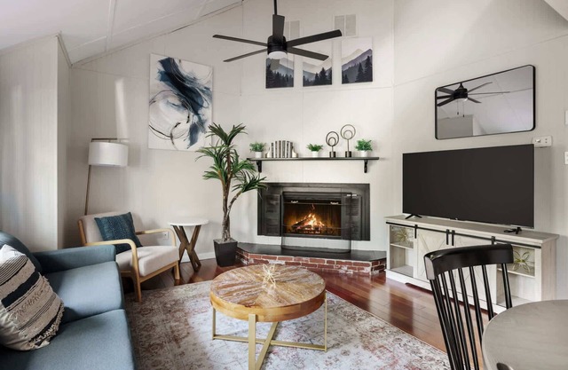 Secret Gardens, Fireplace, Deck & Dog-Friendly