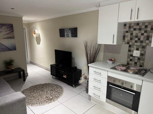 Secure cottage with Wifi and PLEX OR Tambo Airport
