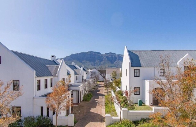 Secure Golf Course Estate Lodge Living with a Winery, Restaurants, Views