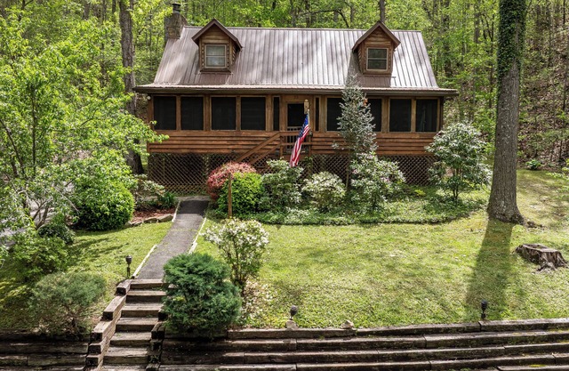 See Fall Colors! Firepit, Hot Tub, Minutes to SMNP/GSM Railroad/Hiking/Ziplining