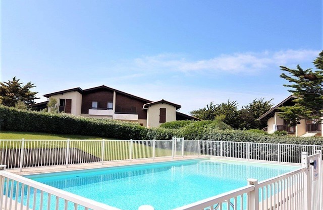 Seignosse Ocean, semi-detached villa, 150m from the beach, with parking space and shared pool, 4.