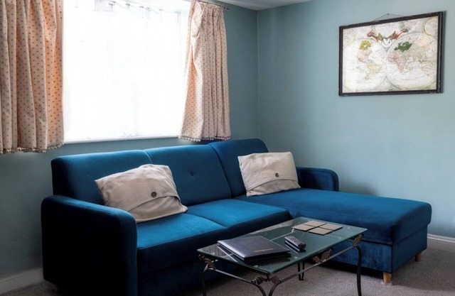 Self catered Lodge near Bath, private entrance, slate bathroom, parking, Wifi