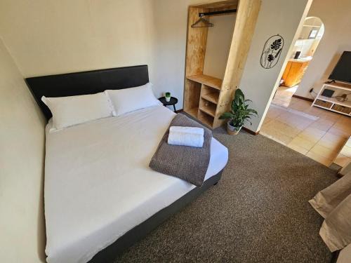 Self catering unit near Airport Beach St George's Park