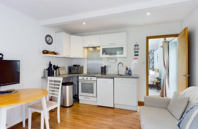 Self-contained Annexe within walking distance of village and stunning beach.