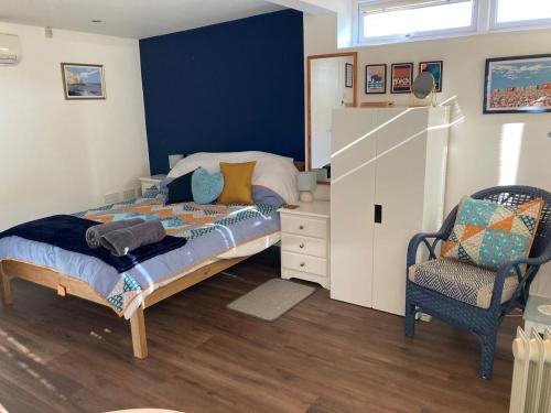 Self-contained cosy garden room Seven Sisters