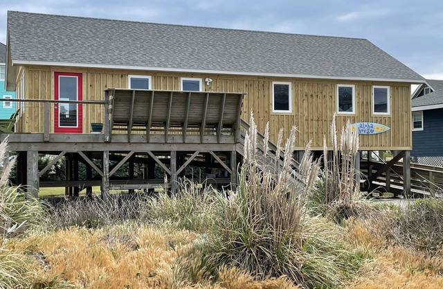 Semi Oceanfront/2 king,1 queen/handicap friendly/deck w/ocean & sound views