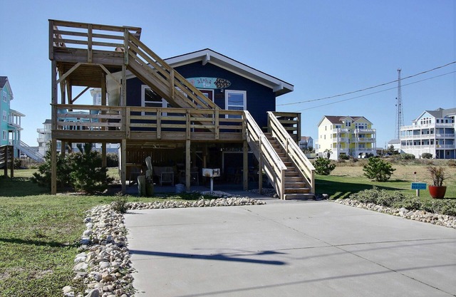 Semi Oceanfront Lot, 3rd house back, 2 king beds & bunk bed, Ocean & Sound Views
