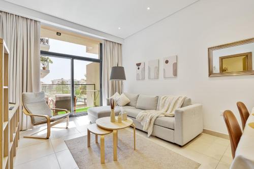 Serene 1BR APT with Gym & Pool