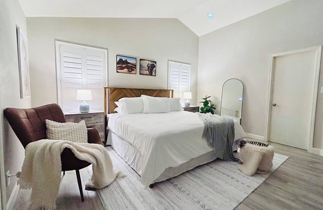 Serene 4-bedroom house in Las Vegas with sparkling pool, king bed & office space