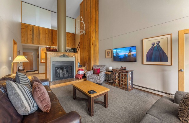 Serene Condo Surrounded by Nature, 5-Min Drive to Ski Village. PET FRIENDLY!