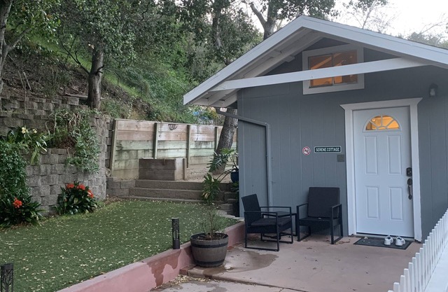 Serene Cottage - Your Retreat Awaits! 15 min from the beach!