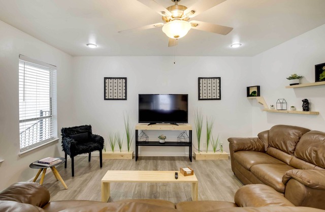 Serene Dallas Condo w/Pool - Walkable Location!