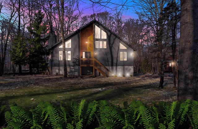 Serene, family-friendly mountain retreat. Game room, fire pit, walk to pool