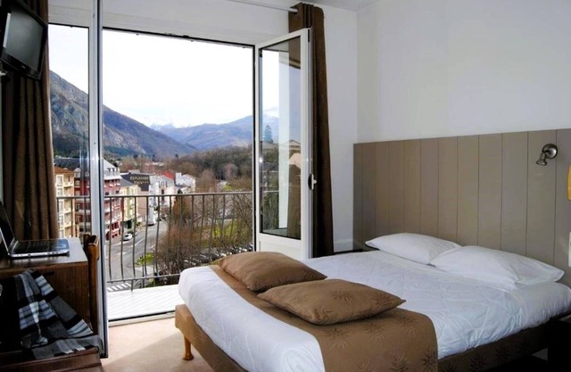 Serene, Family-Friendly Flats Featuring Balcony & Complimentary Parking