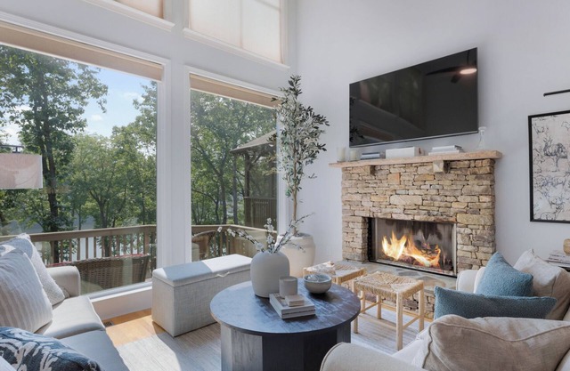 Serene Getaway: Your Ideal Retreat with Lakeside Views