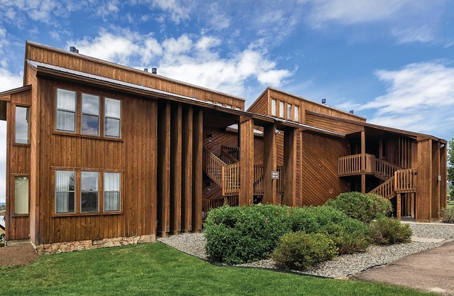 Serene Holiday Vacation, Lakeside Scenic Condo Resort