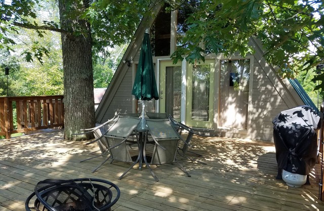Serene Lakefront Retreat: Close to Marina, Park, & Downtown Charm