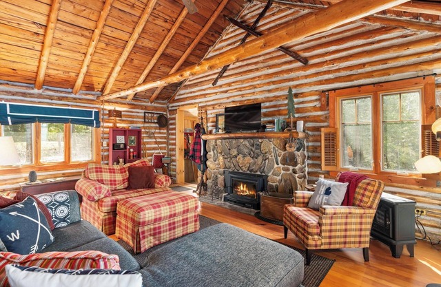 Serene Lakeside Cottage with Stunning Sunsets, Just Minutes from Charlevoix!