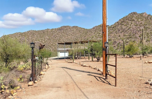 Serene Marana Retreat - Stunning Views, Wraparound Porch & Comfort