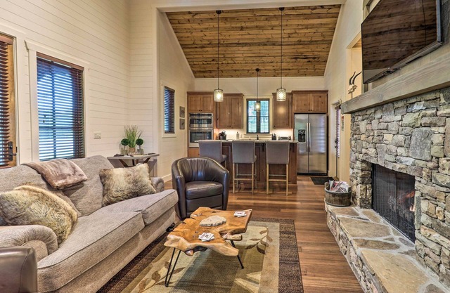 Serene Mountain Retreat! Rural Glenville Craftsman