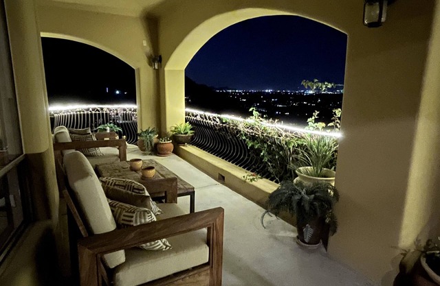 Serene mountaintop getaway close to all Paradise Valley has to offer!