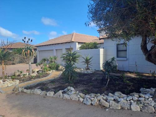 Serene pool house luxury 8 slp self-catering accom, Langebaan Golf estate