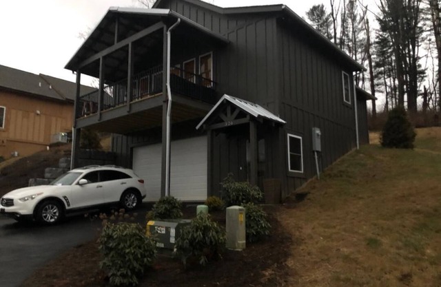 Serene Rustic Farmhouse Mountain Cottage