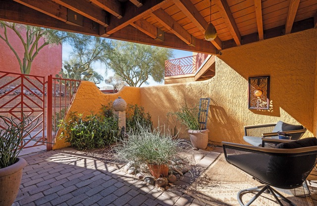 Serene Saguaro- Foothills condo w/heated pool, gym, private courtyard.