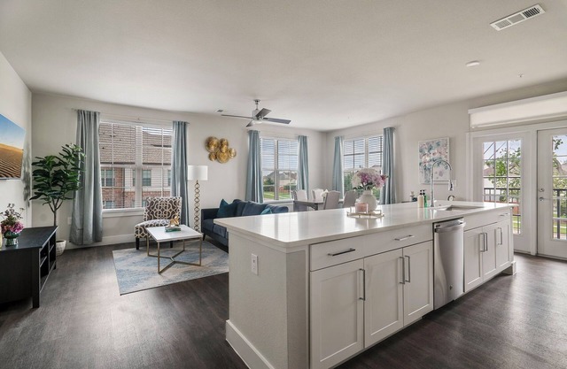 Serene Sienna 2/2 Apt, Full Kitch, W/D, minutes from the toll way!